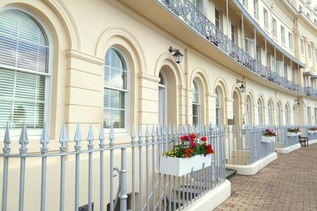 **Sunny And Bright, Thatchers Rock One Bed Beach Front Apartment*** 托基 外观 照片