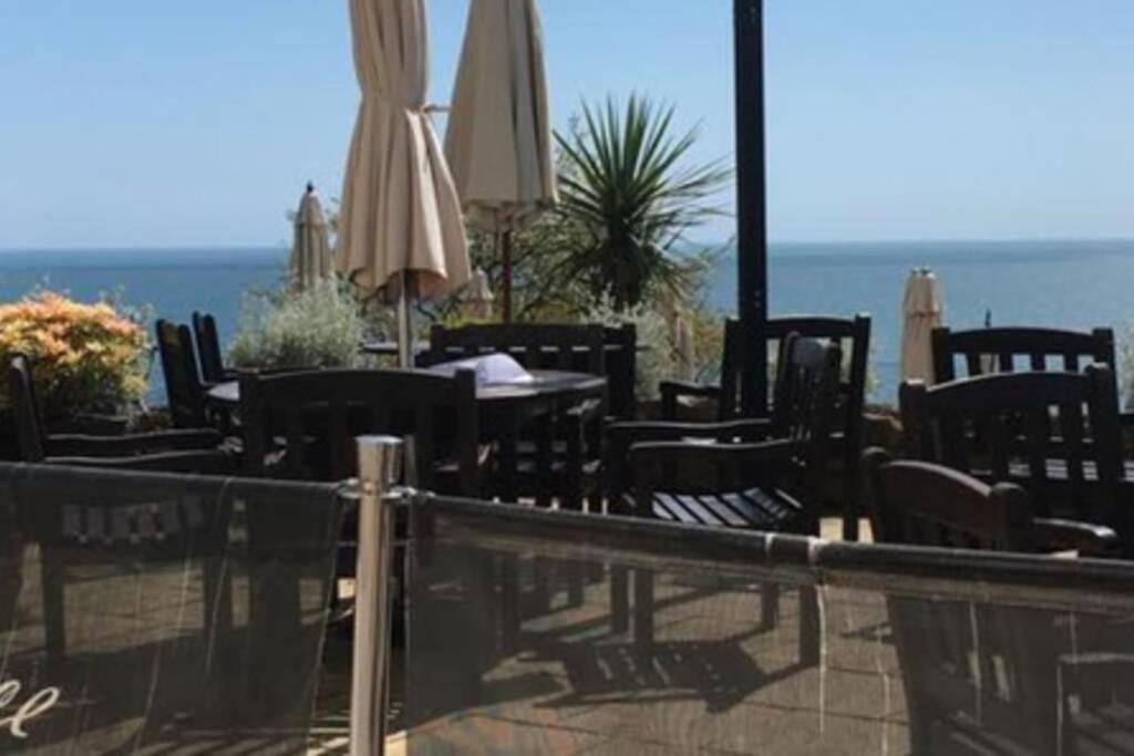 **Sunny And Bright, Thatchers Rock One Bed Beach Front Apartment*** 托基 外观 照片
